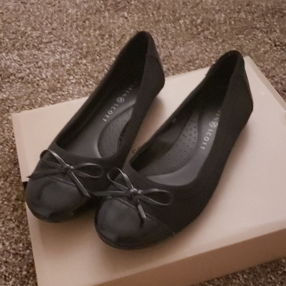 Black flats cloth patient toe